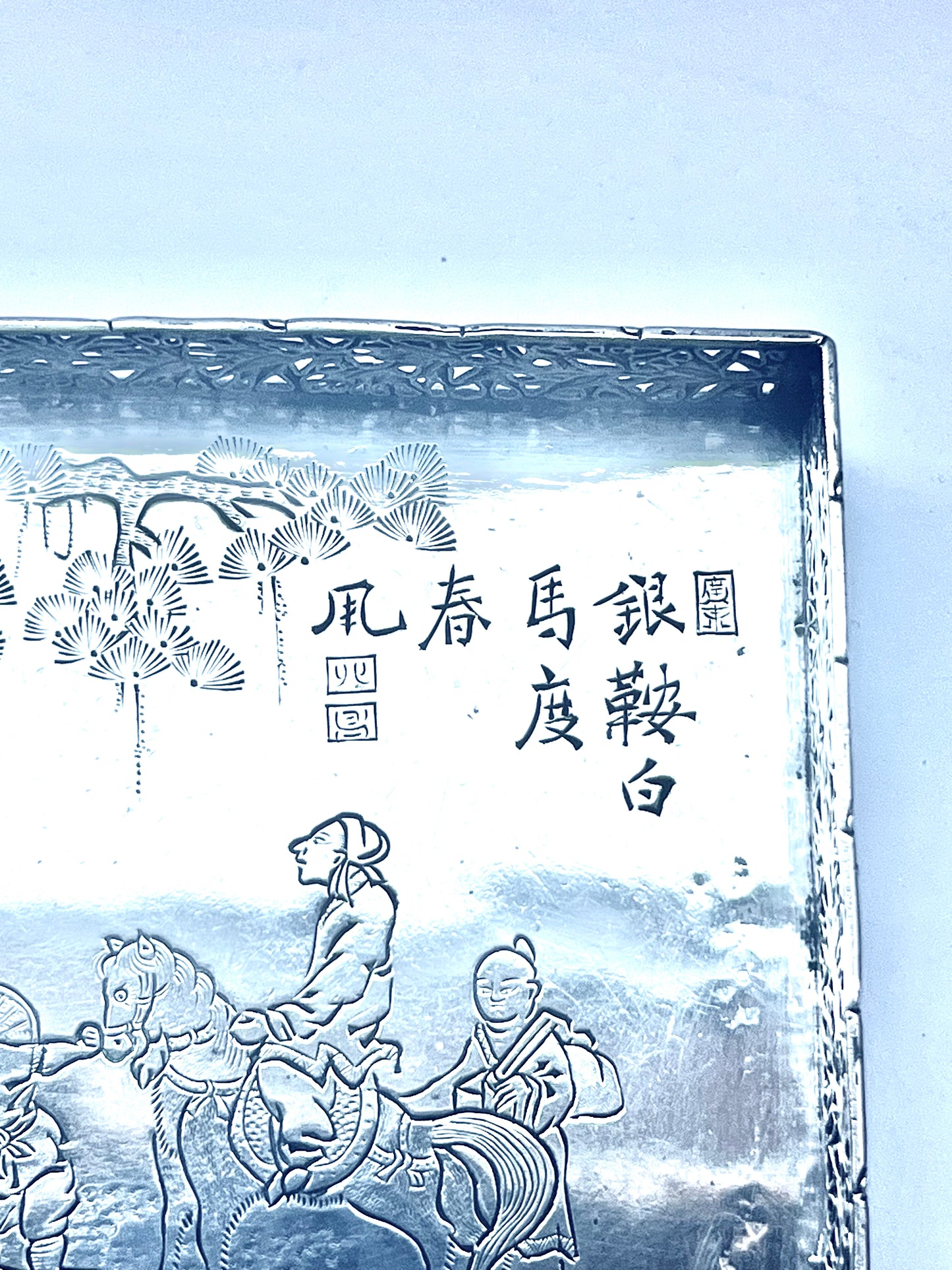 Bandeja de baratijas de plata con galería para exportación china de finales de la dinastía Qing, diseñada por Zhao Chang para Wang Hing, con una inscripción con un poema de Li Bai.