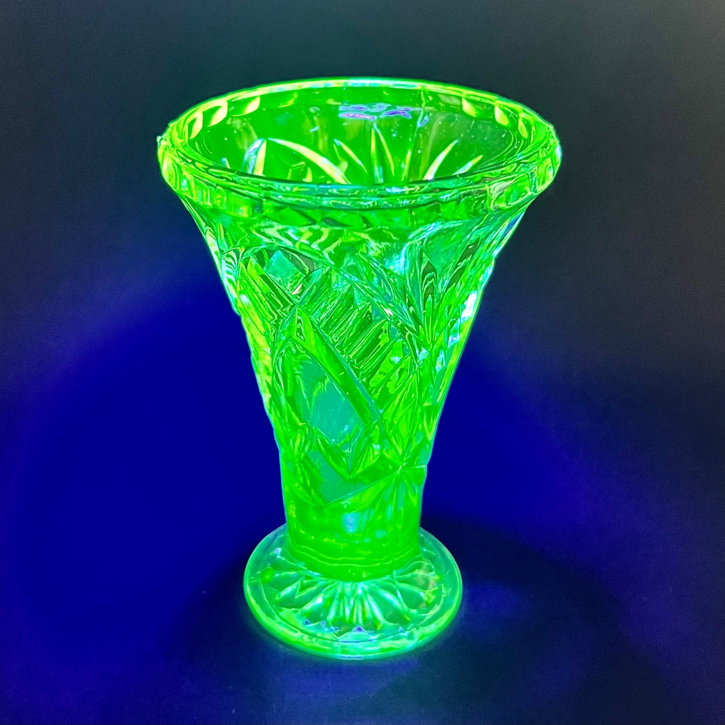 Jarrón de vidrio de uranio Art Déco, circa 1920 a 1930