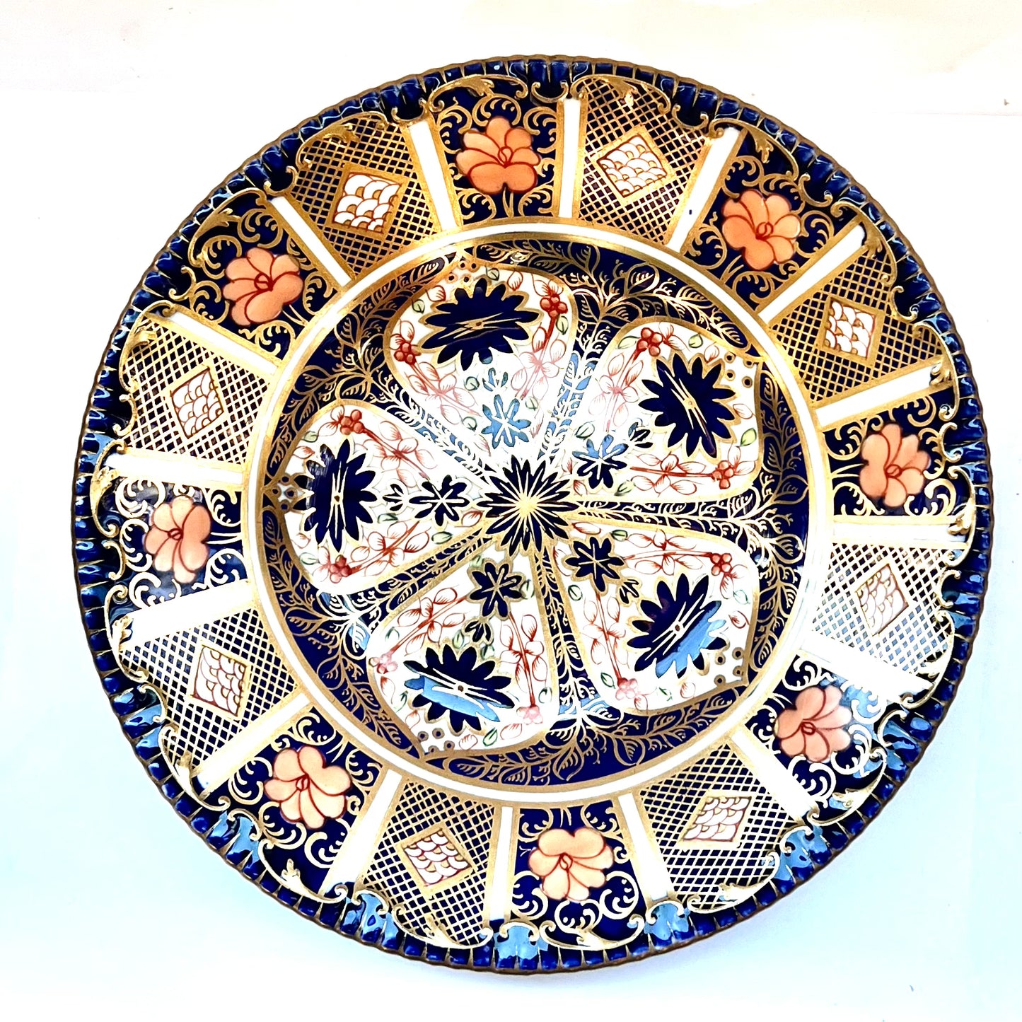 Plato para ensalada o pastel Royal Crown Derby antiguo con diseño Imari antiguo y bordes gallonados, finales del siglo XIX y principios del XX