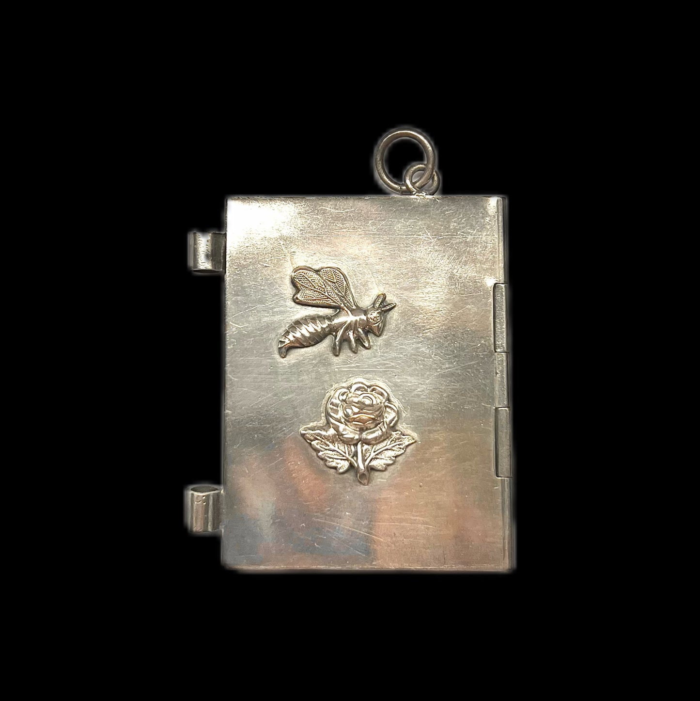 Antiguo recordatorio de metal blanco con abeja y rosa