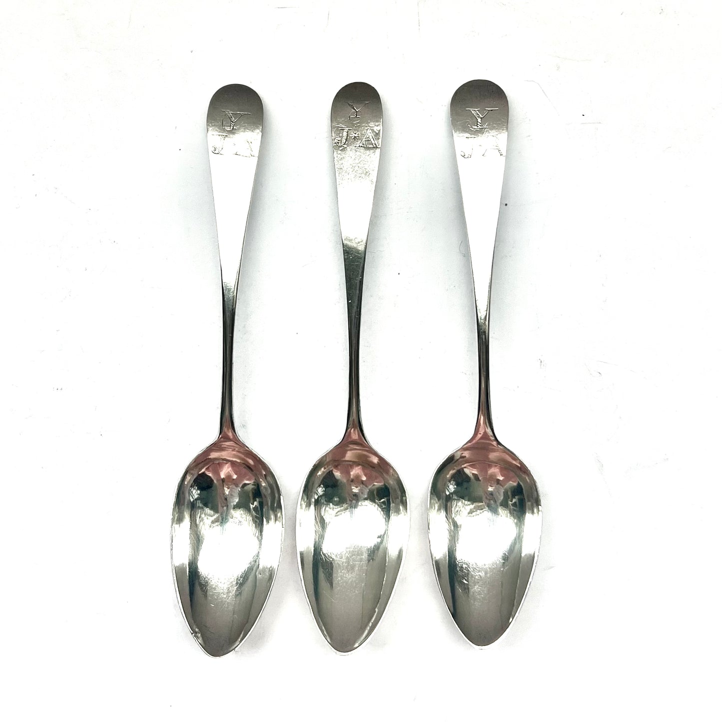 Tres cucharas de plata provinciales inglesas de Jorge III con marcas de Richard Ferris, Exeter, circa 1789 a 1810