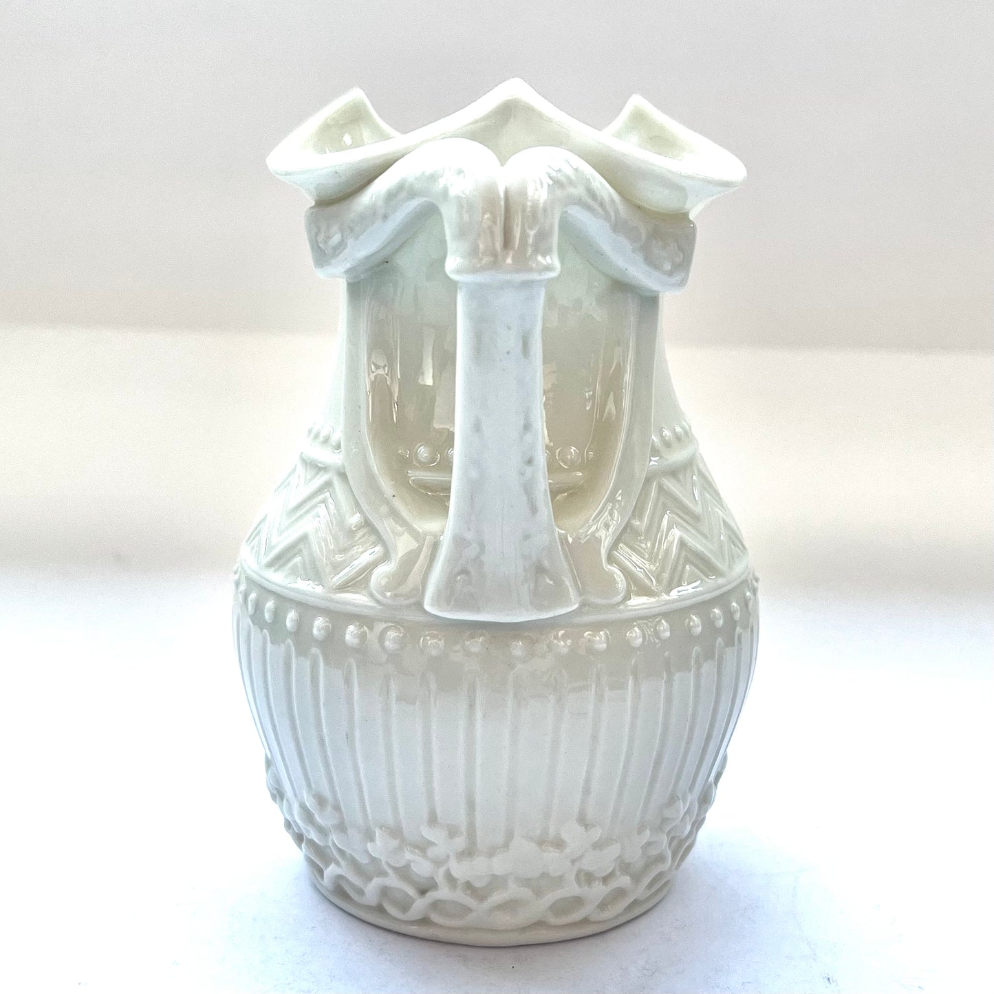 Hermosa jarra de leche pequeña con asa de arpa en un diseño poco común de Belleek, Segunda Marca Negra