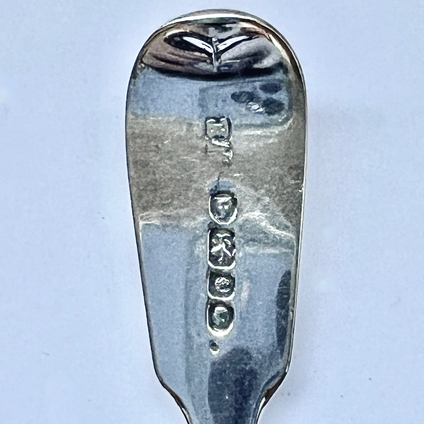 早期维多利亚纯银冠蛋勺,伦敦 1840 年,威廉·伊顿。