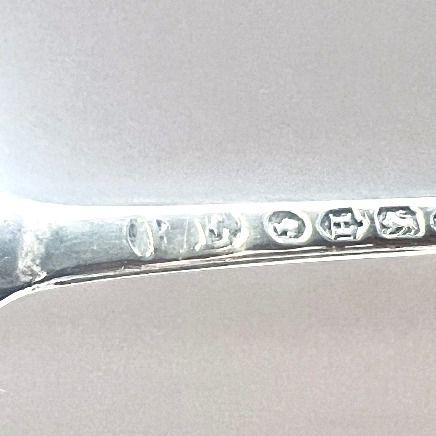 Juego de 4 cucharas de café de plata esterlina, diseño Onslow con cuencos en forma de concha, Londres, 1883, Elkington & Co.