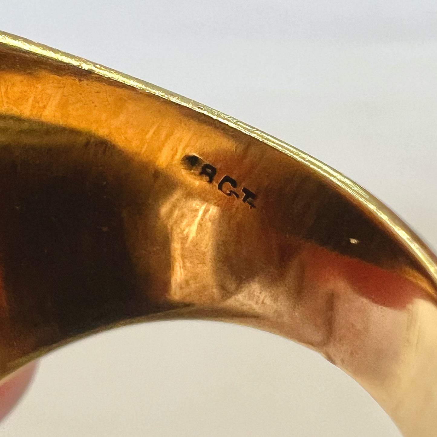 Vintage 18ct yellow gold ring with statement lapis cabochon