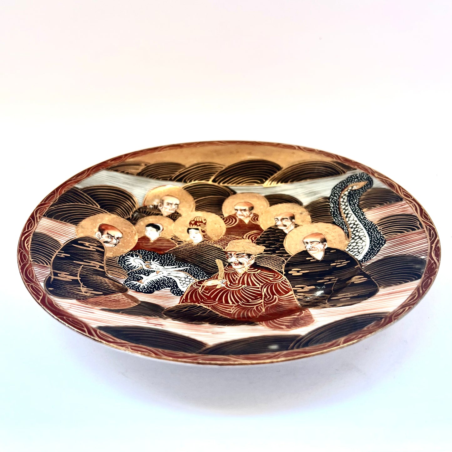 Plato japonés Satsuma de mediados del siglo XX que representa a los inmortales.