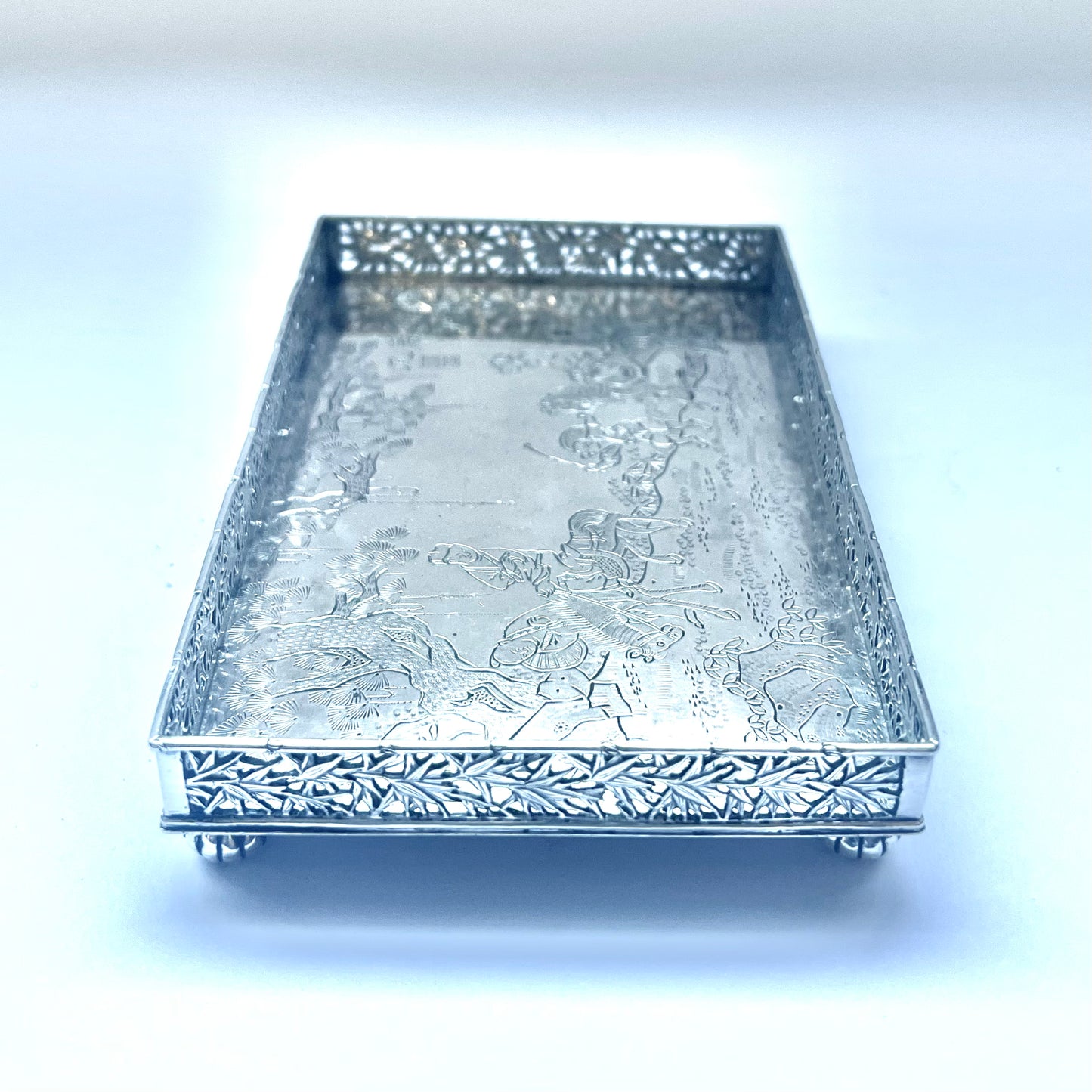 Bandeja de baratijas de plata con galería para exportación china de finales de la dinastía Qing, diseñada por Zhao Chang para Wang Hing, con una inscripción con un poema de Li Bai.