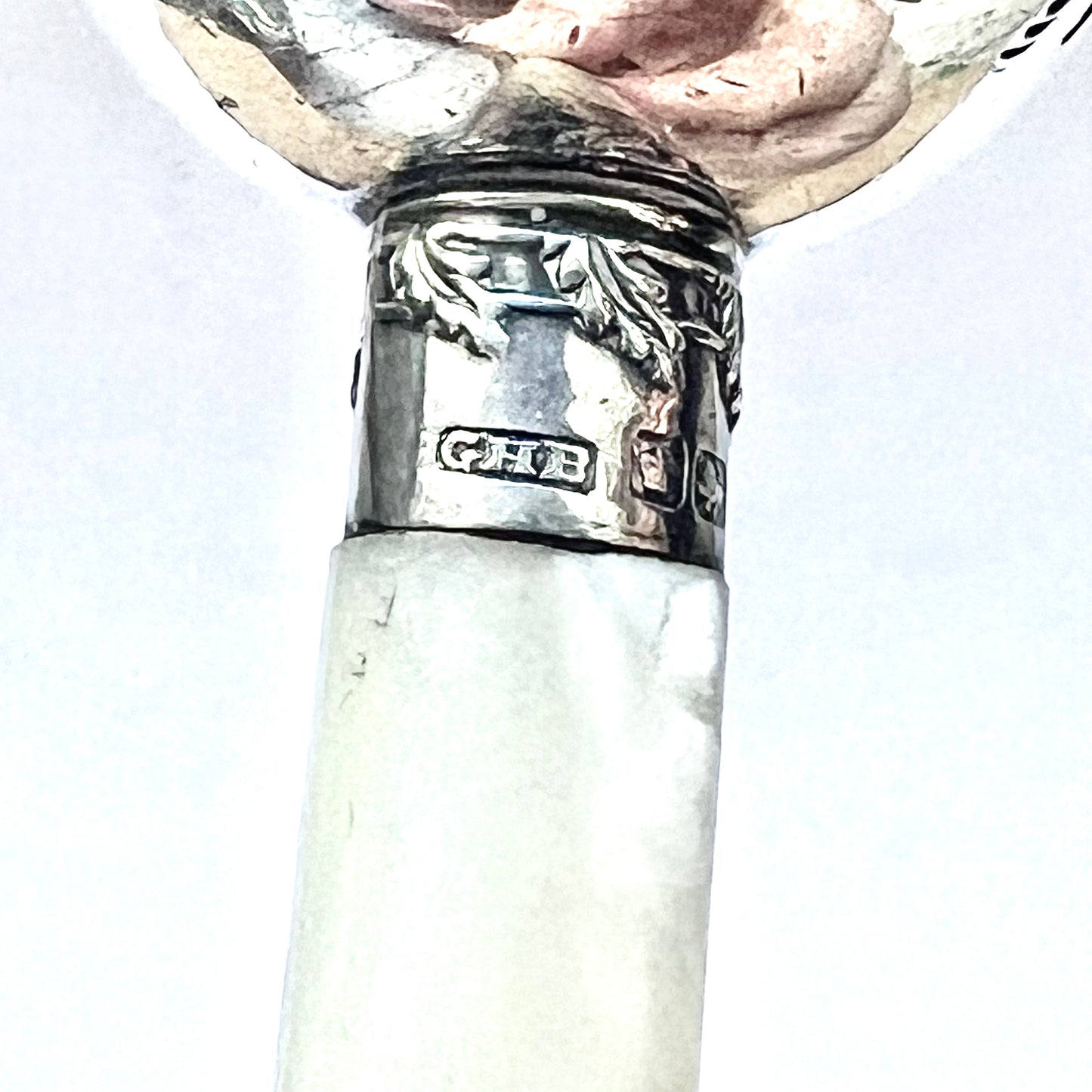 一对古董加重纯银和珍珠母刀架,带有谢菲尔德的支架标记,1904 年,Alfred Biggin & Son