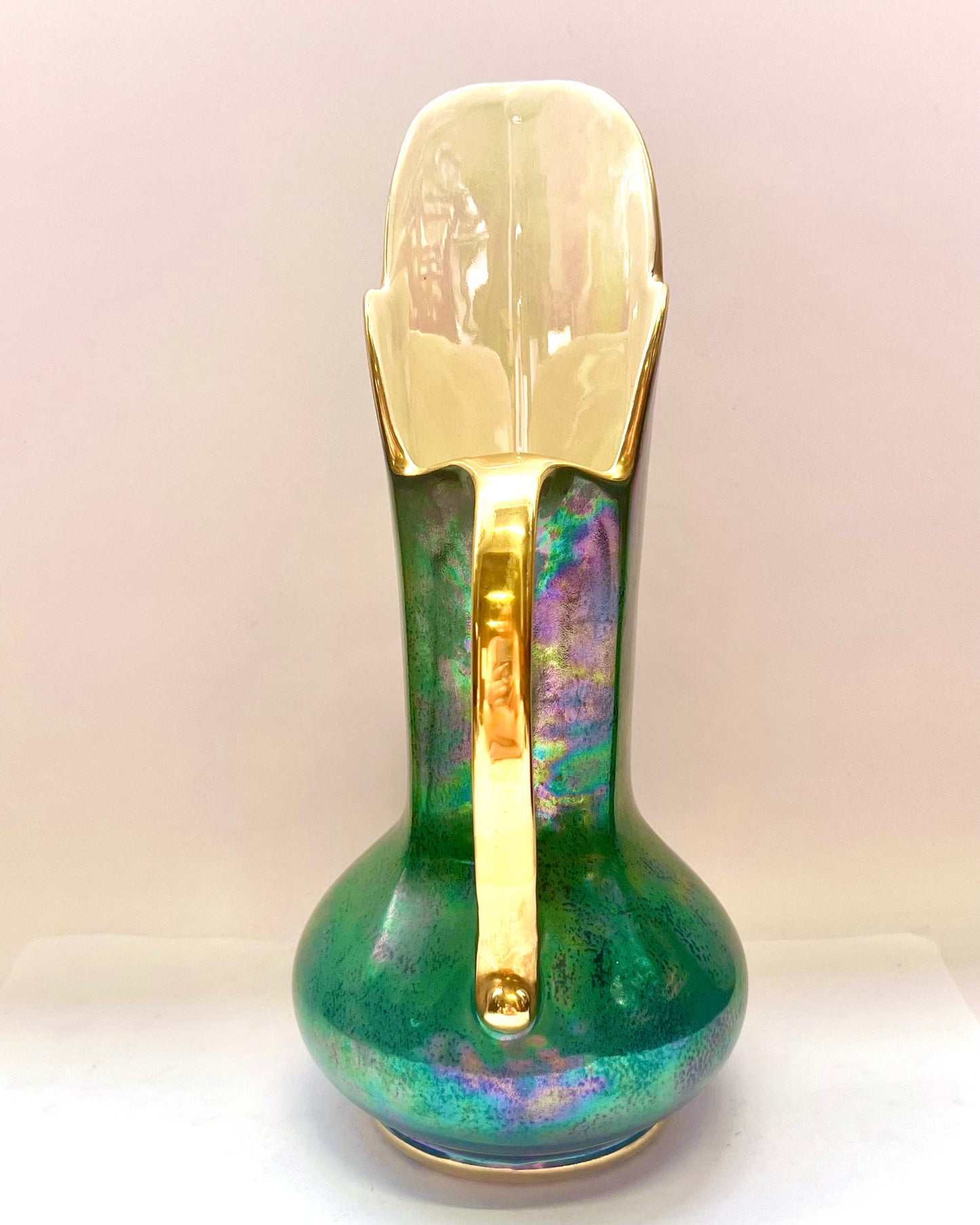 El jarrón de jarra Art Deco Crown Devon de la década de 1930 es un hermoso ejemplo de loza lustrosa.
