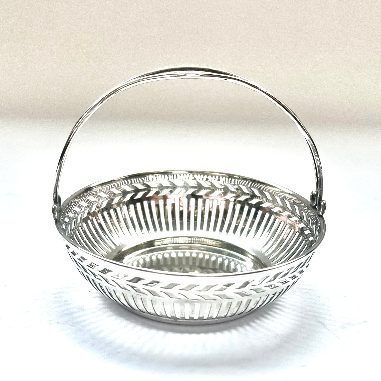 Cesta holandesa antigua de plata .833 con diseño neoclásico calado, 1918, JM van Kempen en Zn. & Co.