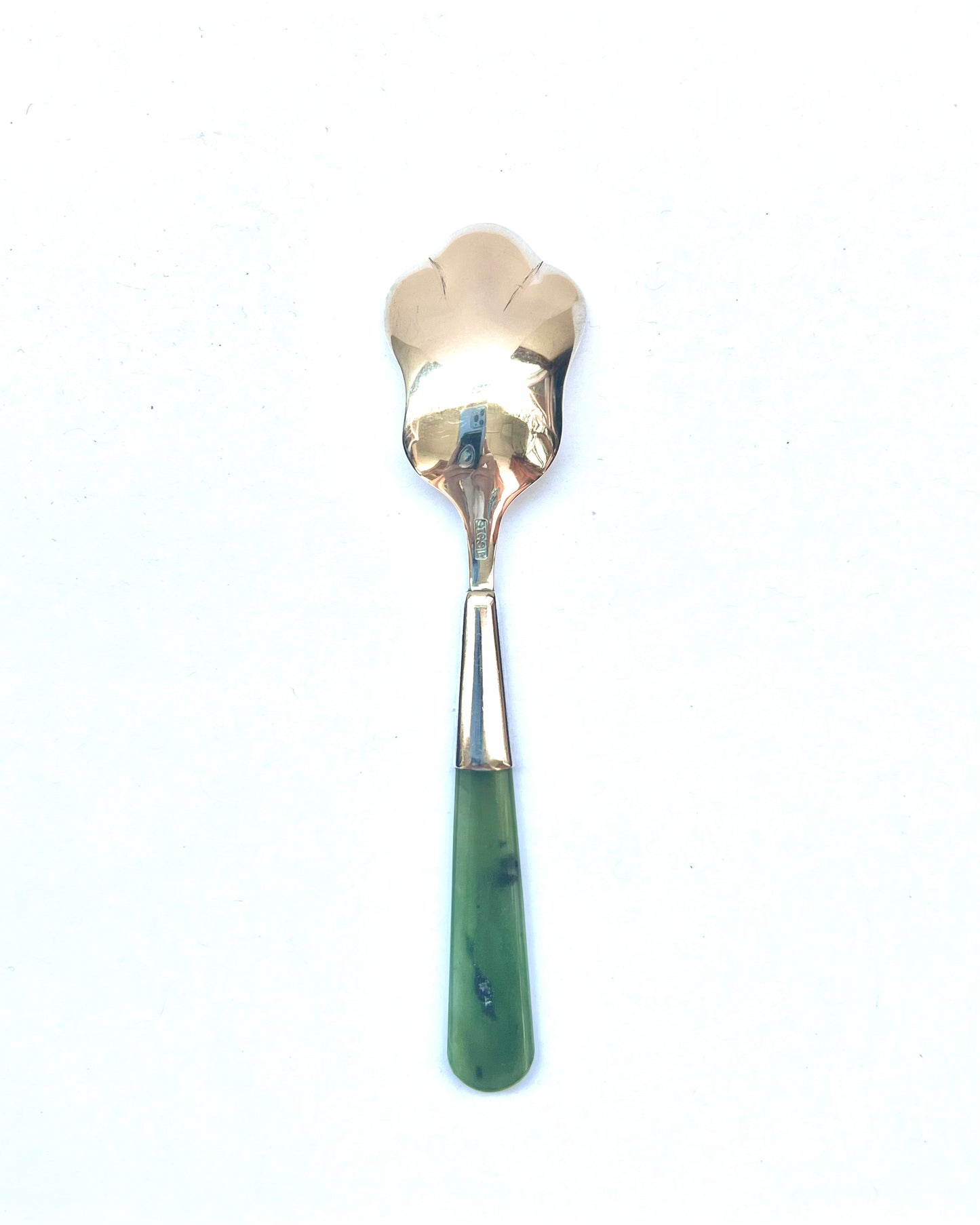Cuchara para mermelada antigua de Nueva Zelanda, hecha de plata esterlina y jade nefrita, circa 1900 a 1920.