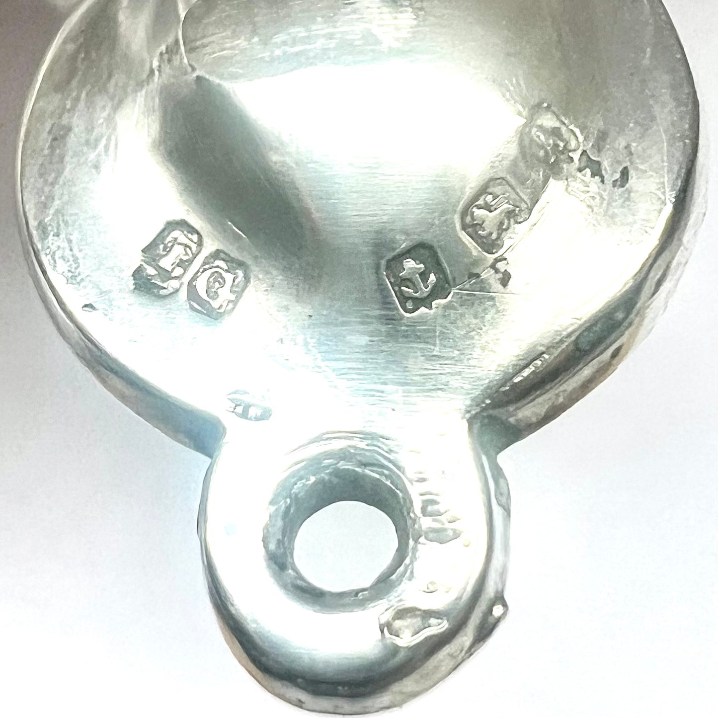 罕见的纯银彼得潘人物门环,带有伯明翰标记,1925 年