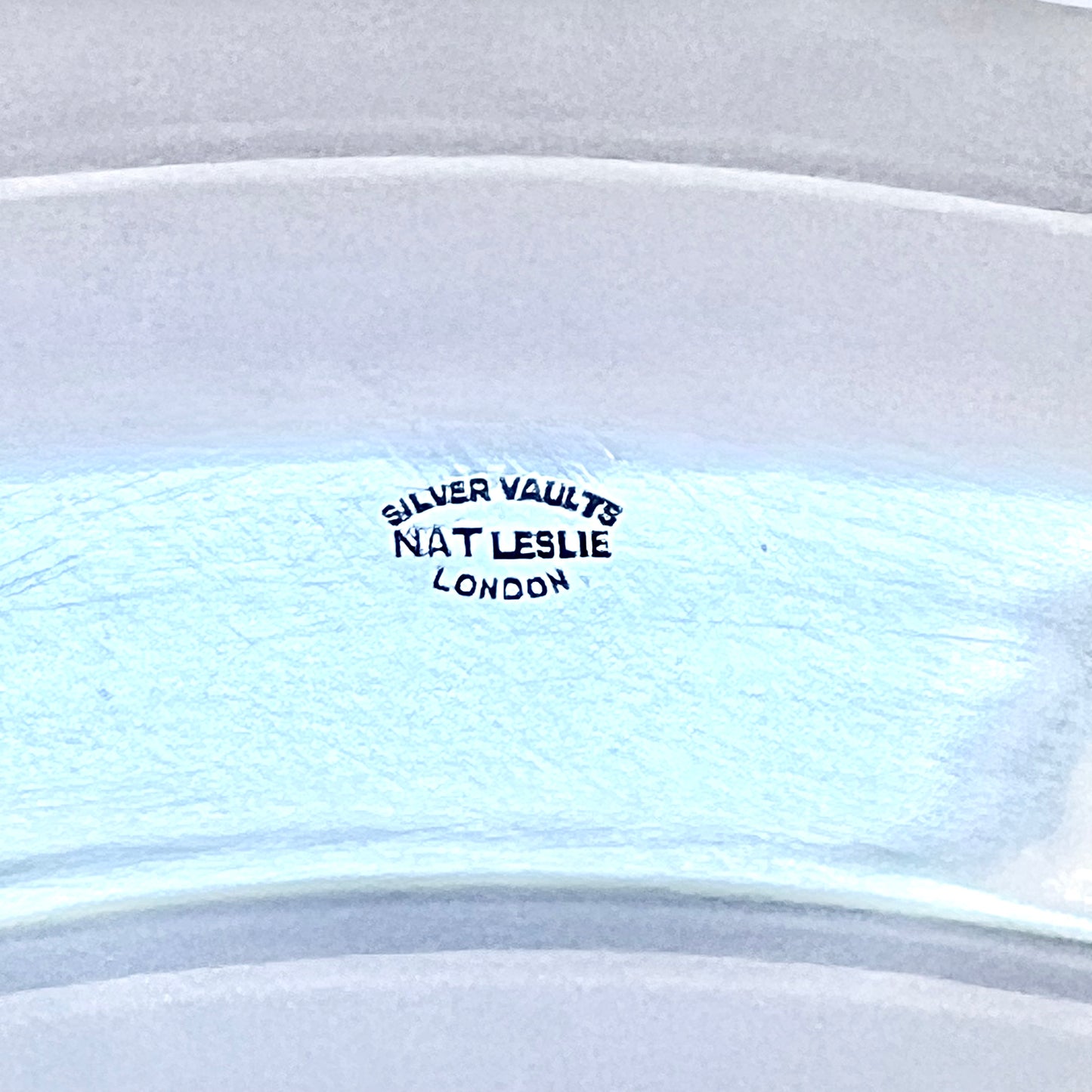Juego de cuatro platos de plata británicos de posguerra, con marcas de Nat Leslie, Londres, 1973.