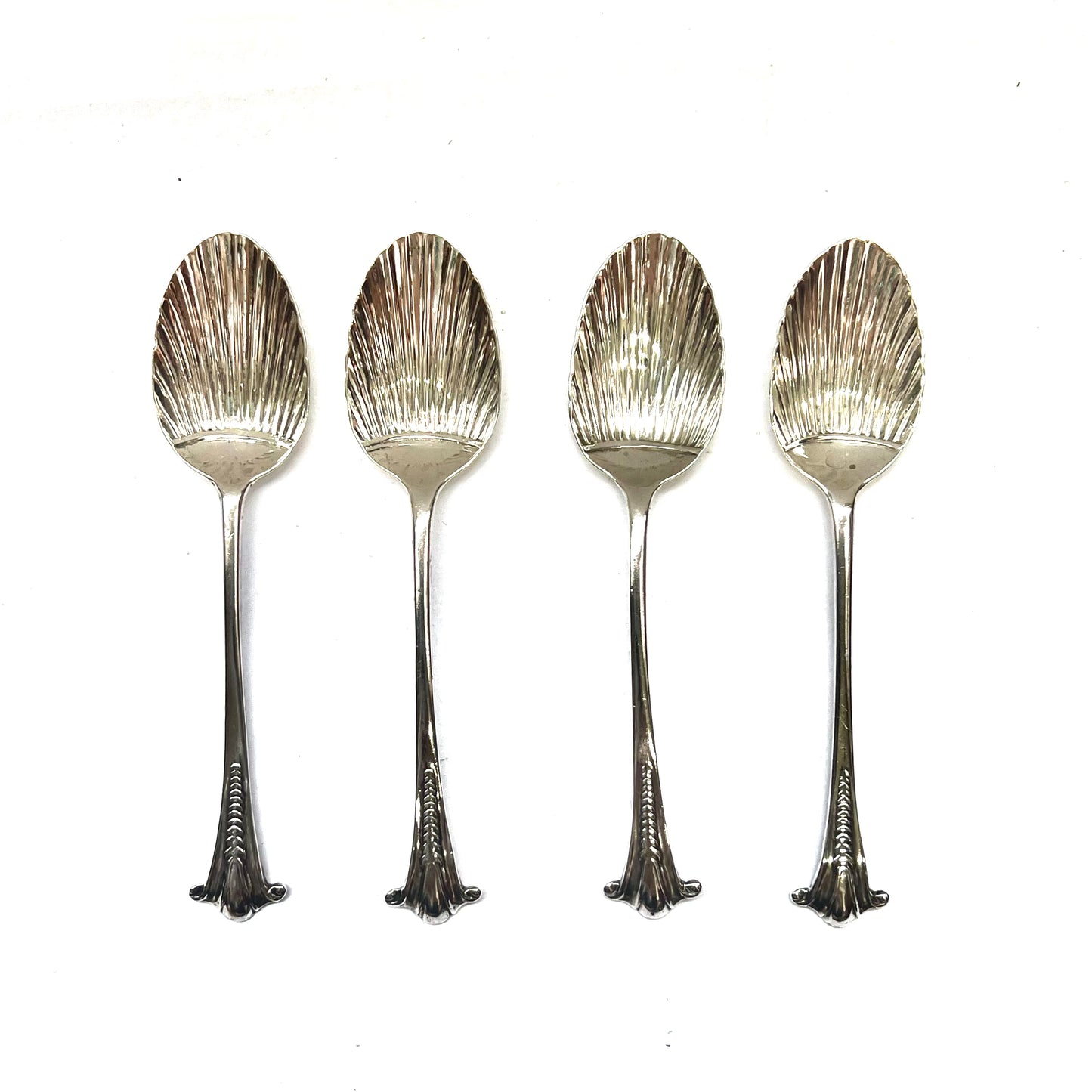 Juego de 4 cucharas de café de plata esterlina, diseño Onslow con cuencos en forma de concha, Londres, 1883, Elkington & Co.