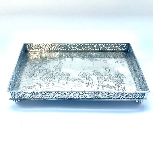 Bandeja de baratijas de plata con galería para exportación china de finales de la dinastía Qing, diseñada por Zhao Chang para Wang Hing, con una inscripción con un poema de Li Bai.