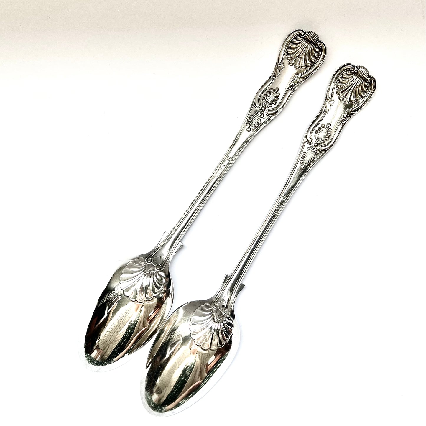 Pair of Edwardian crested King’s Pattern serving spoons, with marks for London 1905, Daniel & John Wellby