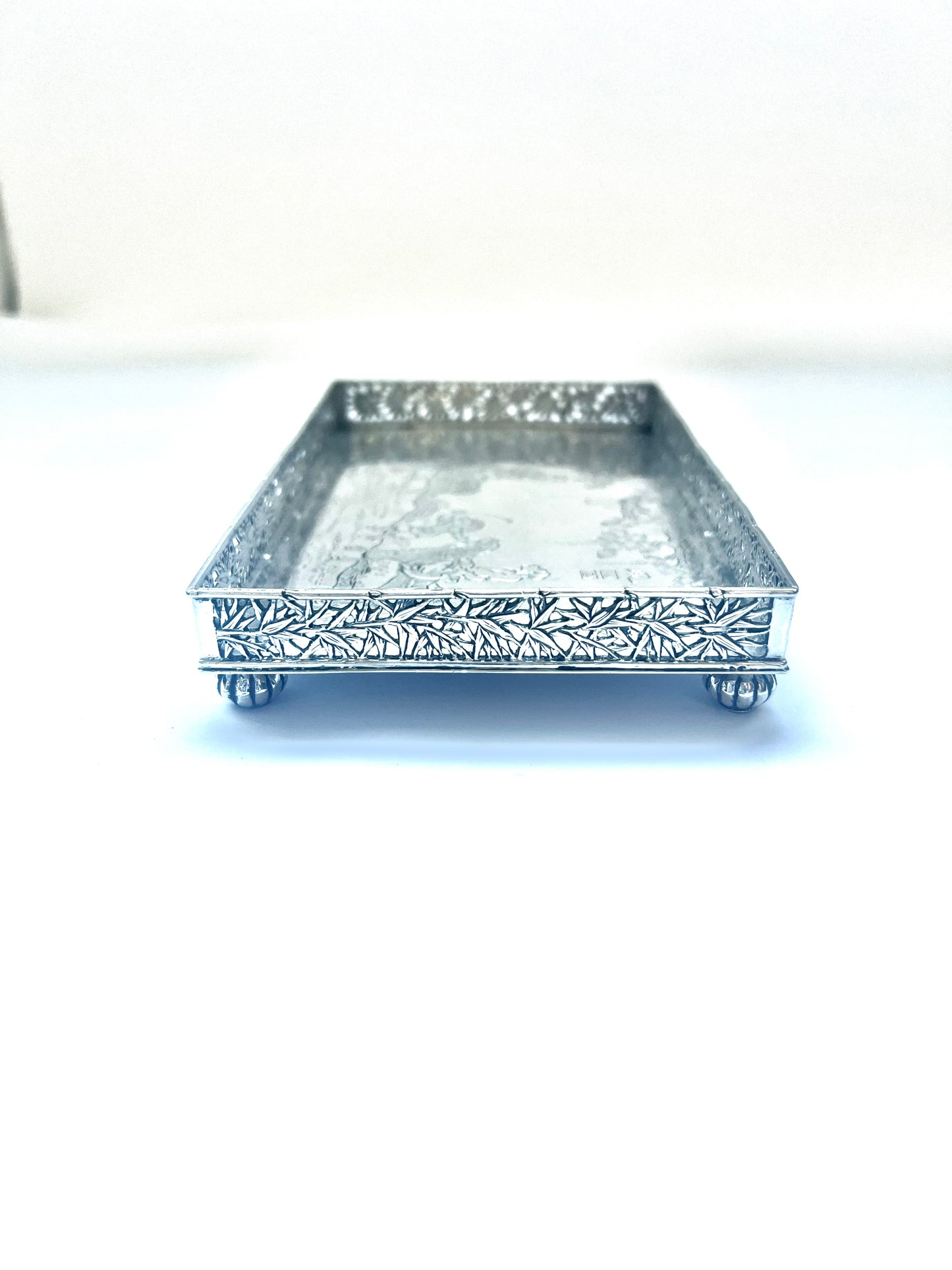 Bandeja de baratijas de plata con galería para exportación china de finales de la dinastía Qing, diseñada por Zhao Chang para Wang Hing, con una inscripción con un poema de Li Bai.