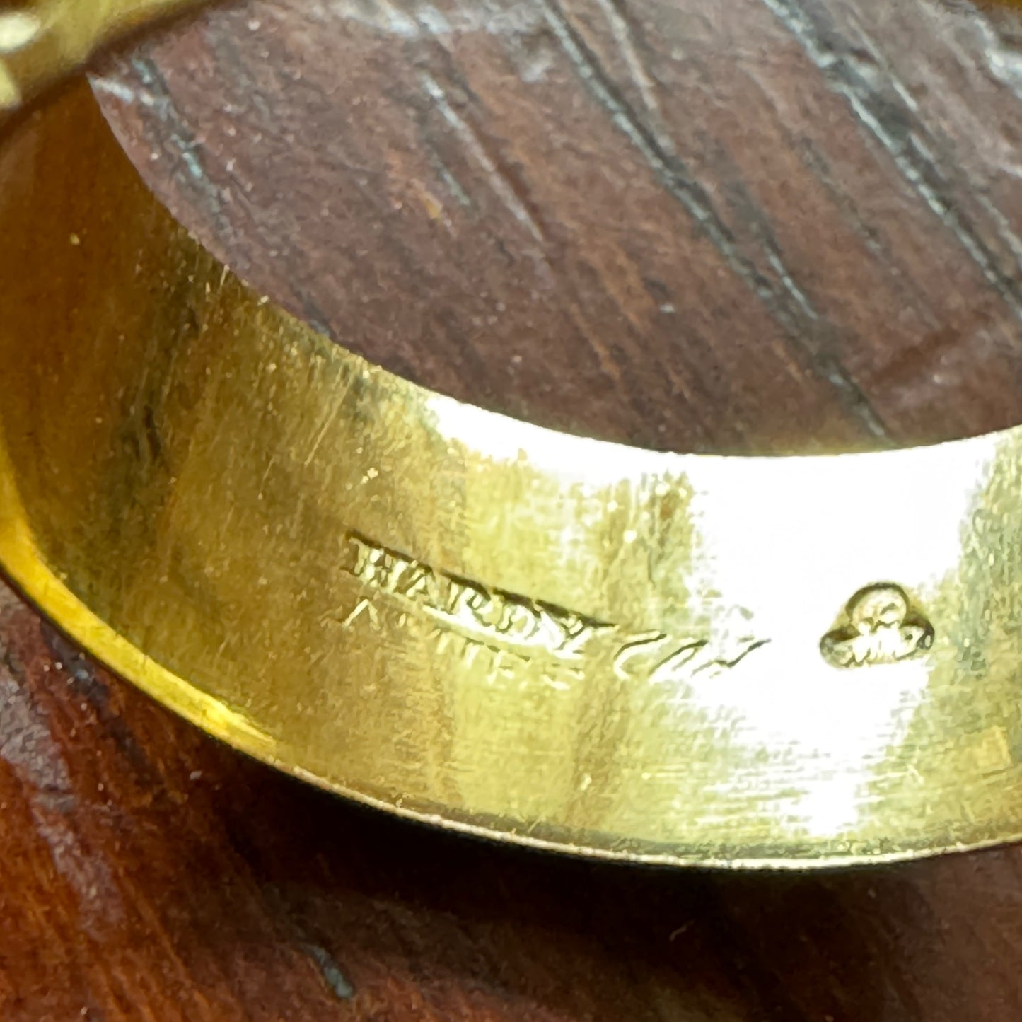 Vintage Luxury 18ct yellow gold Hardy Amies ring