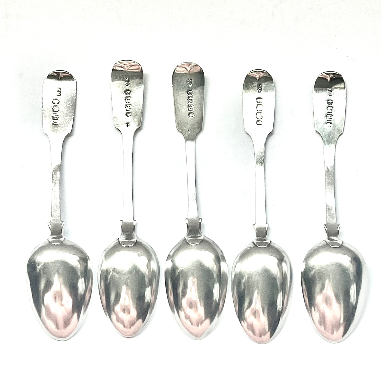 Cinco cucharas de plata provinciales inglesas victorianas tempranas con marcas de Josiah Gregory, Exeter, 1845