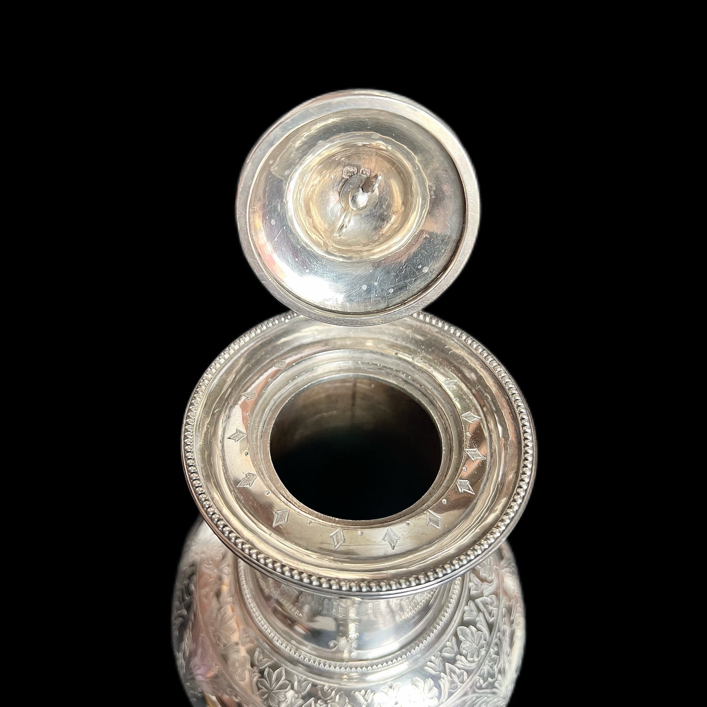 Stunning Victorian sterling silver coffee or hot water urn