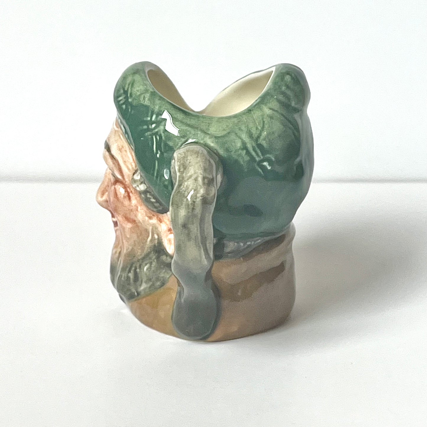 Royal Doulton Auld Mac 或 Owd Mac 小号托比水壶,由 Harry Fenton 于 20 世纪 30 年代至 40 年代设计