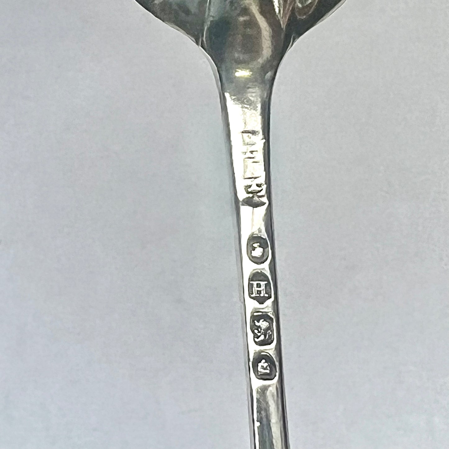 Juego de 4 cucharas de café de plata esterlina, diseño Onslow con cuencos en forma de concha, Londres, 1883, Elkington & Co.