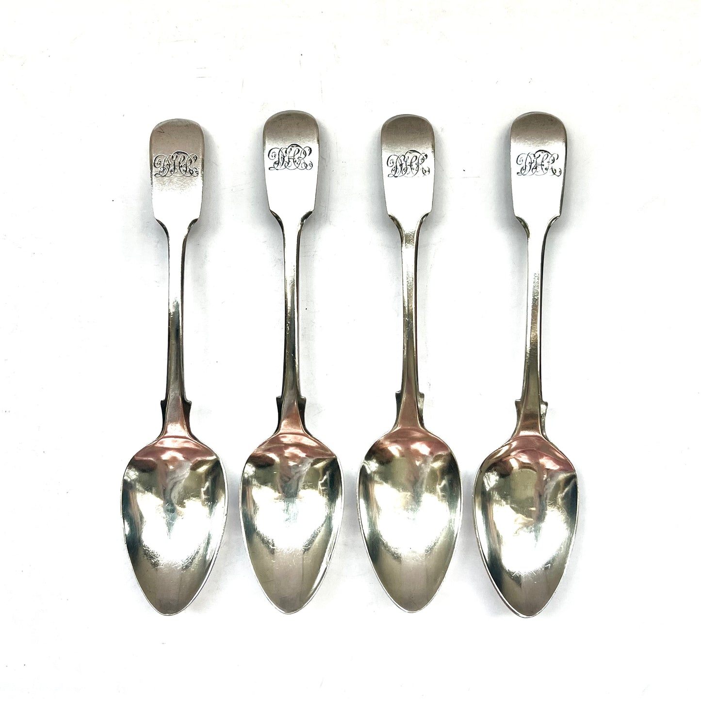 Cuatro cucharas de plata esterlina de Jorge III con marcas para Sarah y John William Blake, Londres, 1818