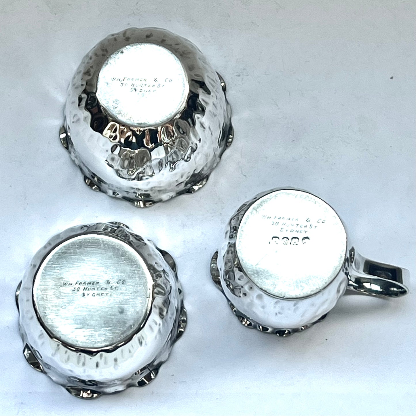 Antiguo juego de té de soltero bañado en plata, circa 1900, compuesto por una pequeña tetera, una jarra para leche, un azucarero y una taza de té.