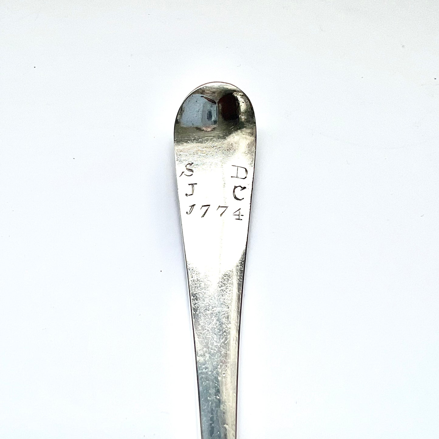 Cuchara de mesa antigua de plata esterlina Jorge III, con marcas de ensayo de Londres de 1773, marca del fabricante GS