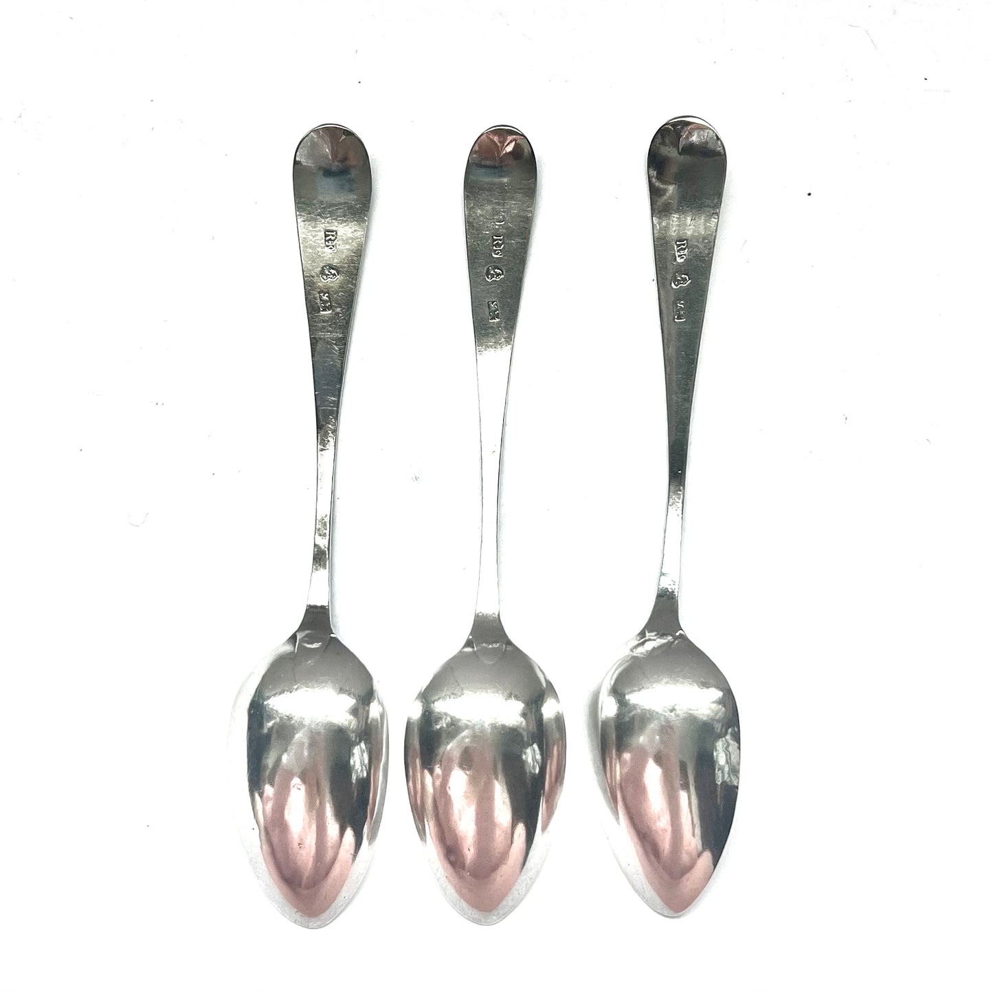 Tres cucharas de plata provinciales inglesas de Jorge III con marcas de Richard Ferris, Exeter, circa 1789 a 1810