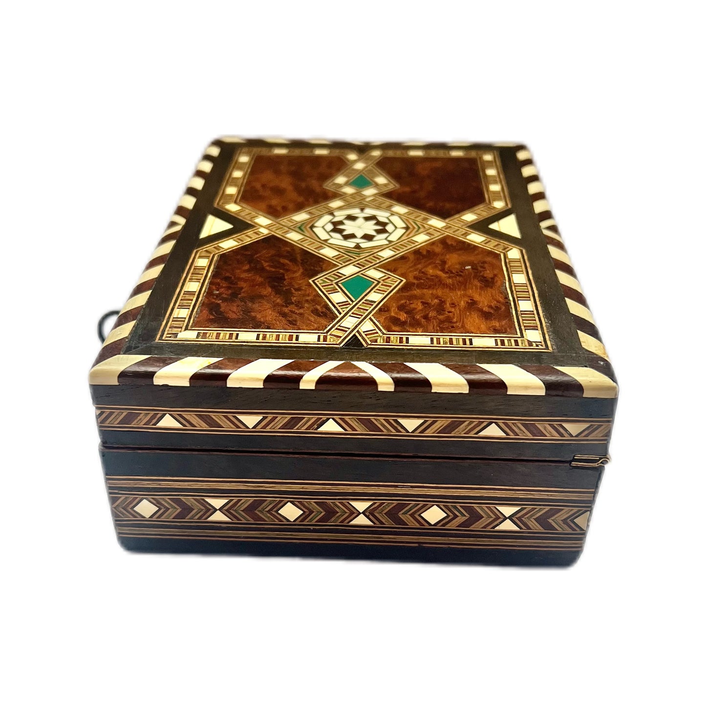 Caja antigua de madera y hueso con interior de terciopelo e incrustaciones.