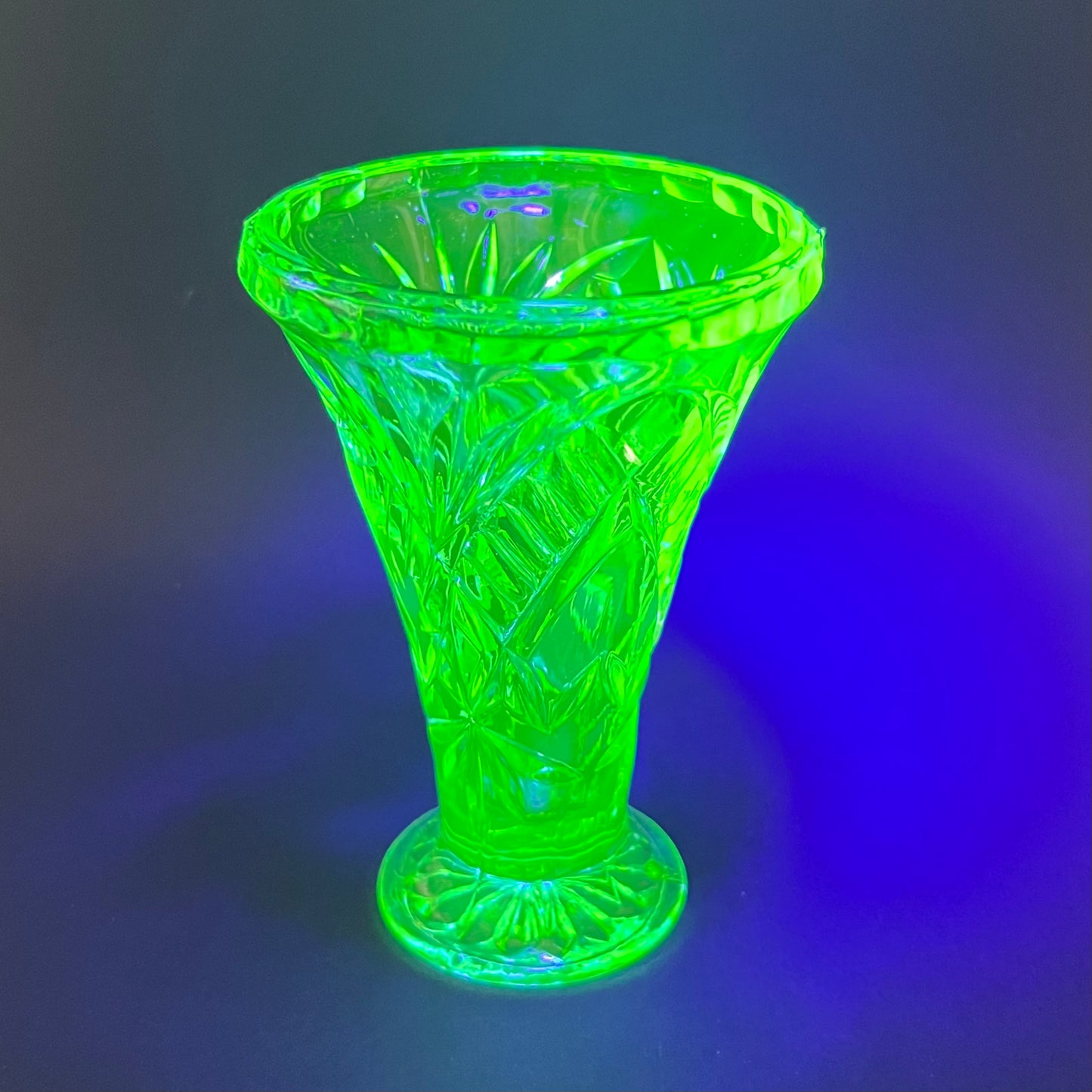 Jarrón de vidrio de uranio Art Déco, circa 1920 a 1930