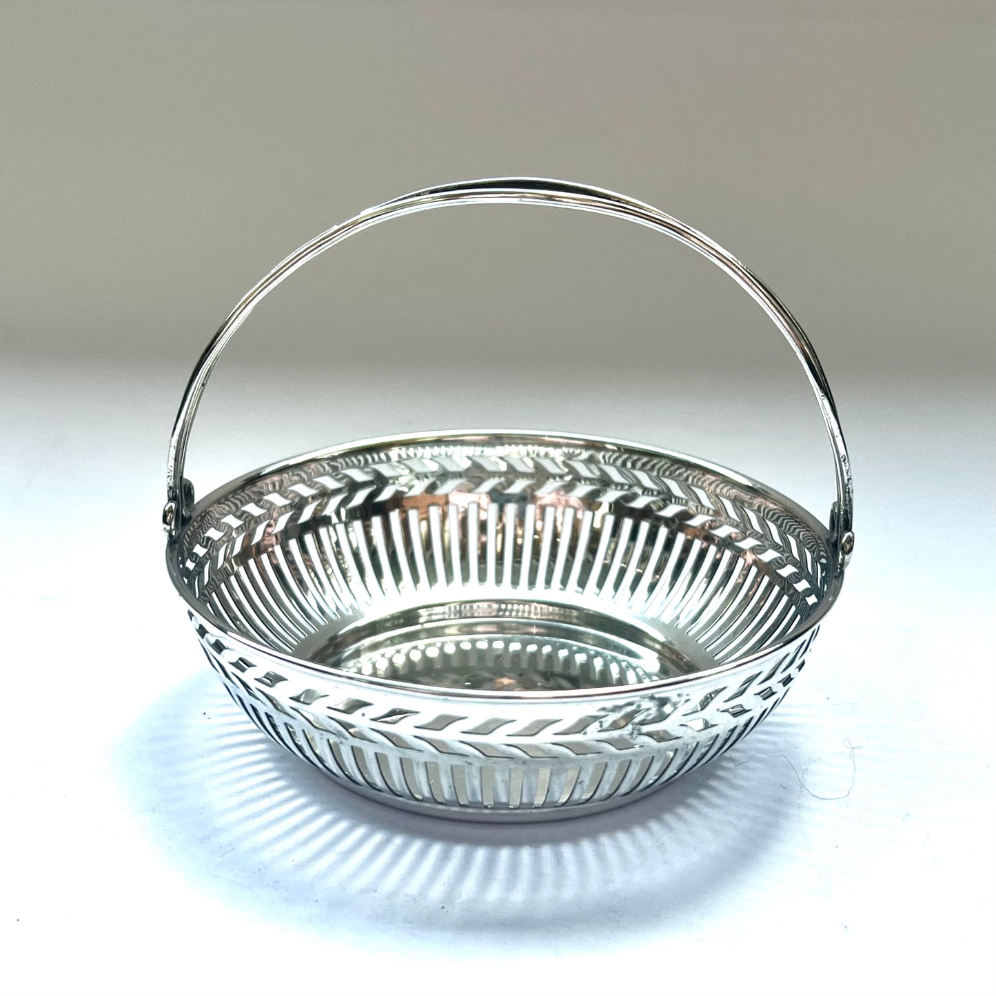 Cesta holandesa antigua de plata .833 con diseño neoclásico calado, 1918, JM van Kempen en Zn. & Co.