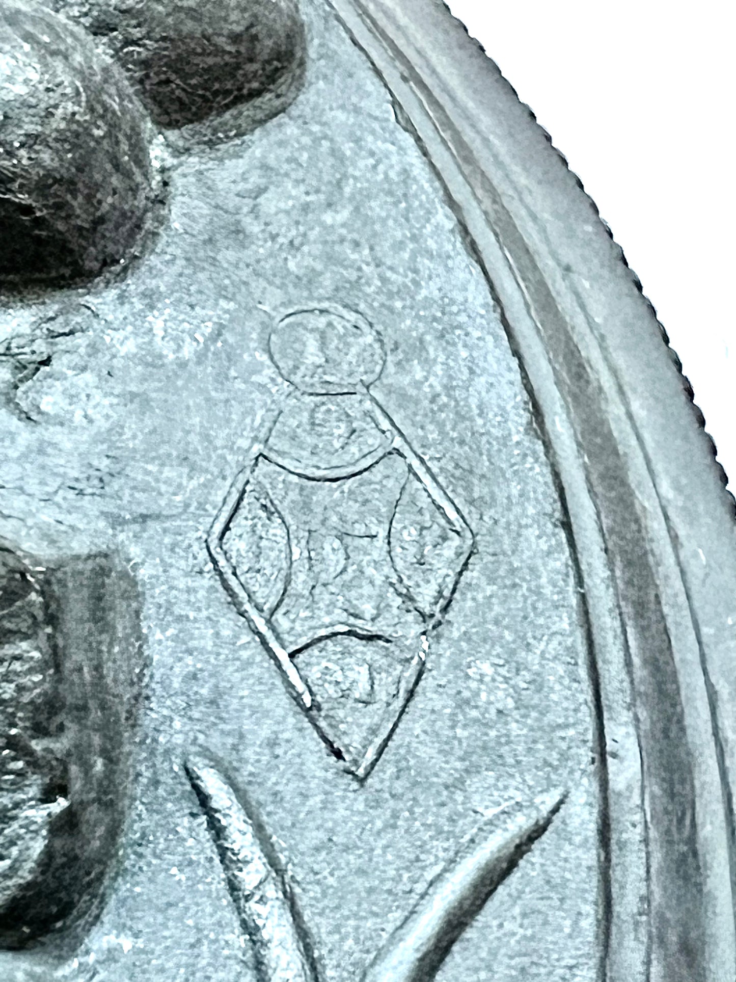 维多利亚晚期锡制果冻模具,带有葡萄果实图案,约 1877 年