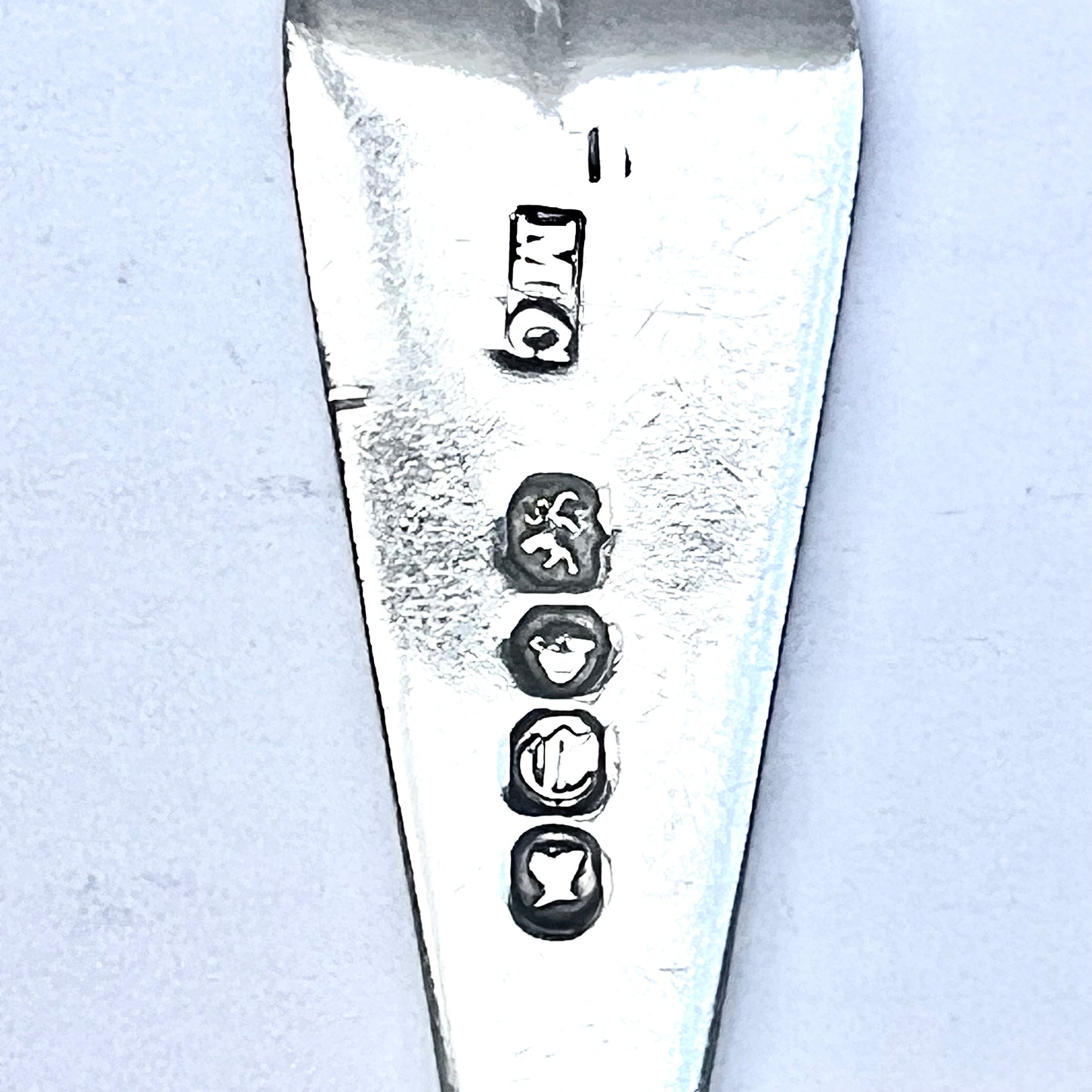 一套 6 把维多利亚早期纯银勺子,上面有贝弗里奇家族徽章,是玛丽·乔纳和威廉·伊顿的标志