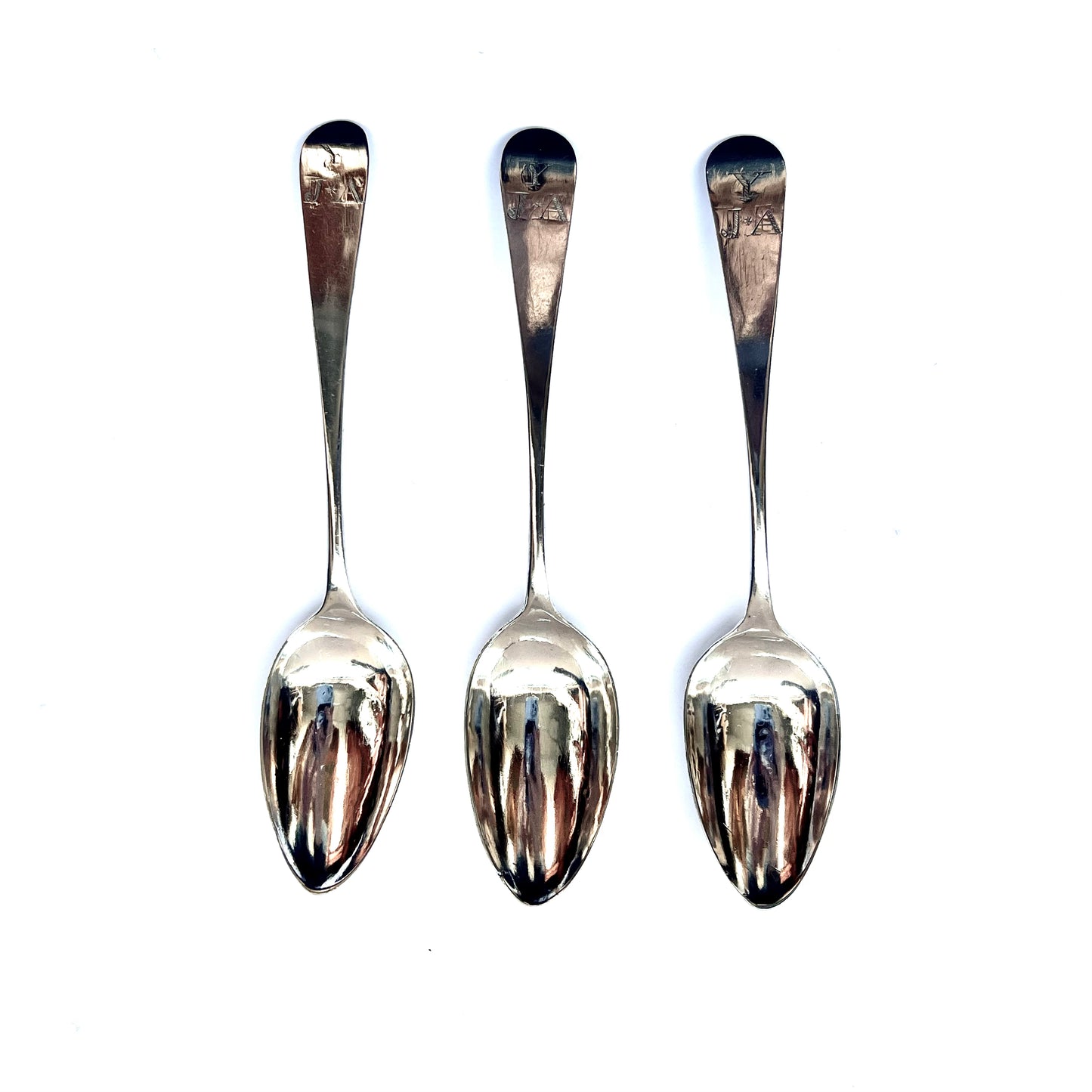 Tres cucharas de plata provinciales inglesas de Jorge III con marcas de Richard Ferris, Exeter, circa 1789 a 1810
