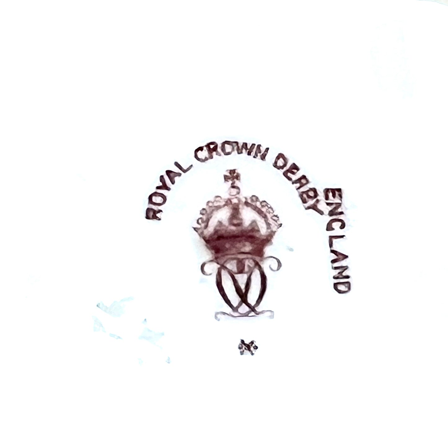 Plato para ensalada o pastel Royal Crown Derby antiguo con diseño Imari antiguo y bordes gallonados, finales del siglo XIX y principios del XX