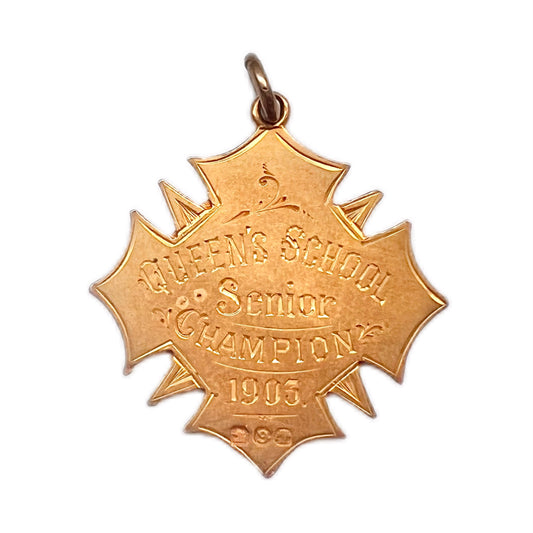 Antigua medalla de oro de 9 quilates, del primer Campeón Superior Australiano de la Escuela Queen's. Adelaida, 1903.