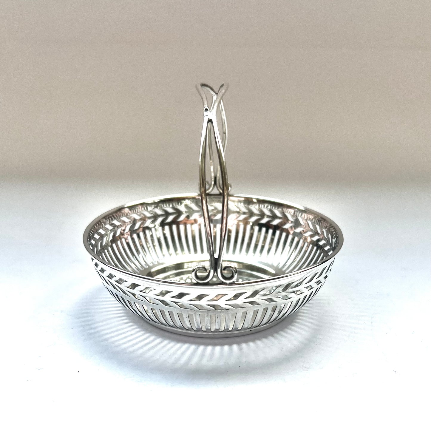 Cesta holandesa antigua de plata .833 con diseño neoclásico calado, 1918, JM van Kempen en Zn. & Co.