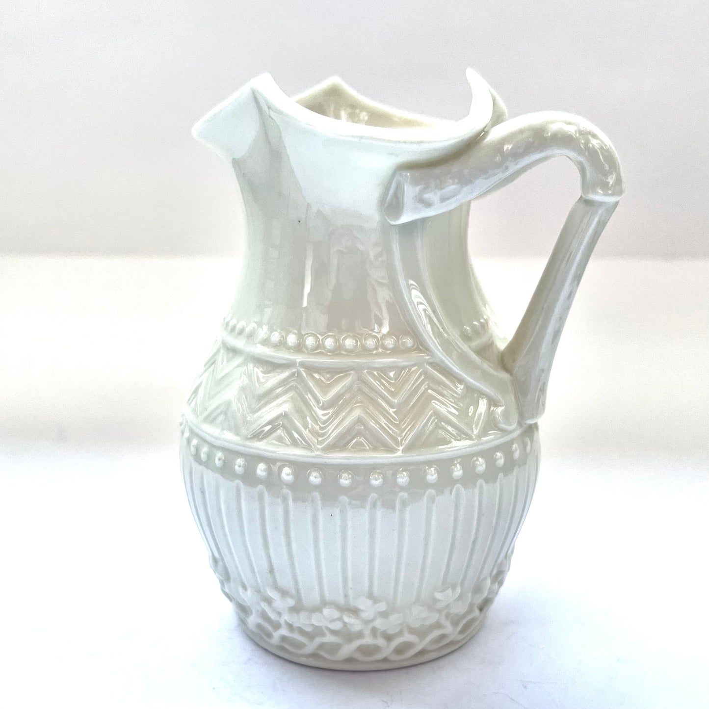 Hermosa jarra de leche pequeña con asa de arpa en un diseño poco común de Belleek, Segunda Marca Negra