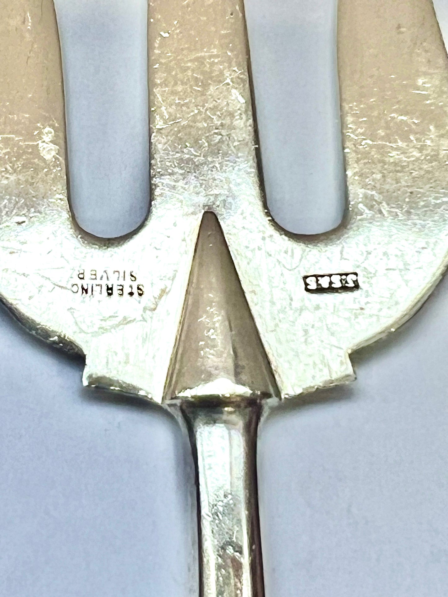 Tenedor antiguo para verduras de plata de ley neozelandesa y jade nefrita. Joseph Swindell & Son, Christchurch.
