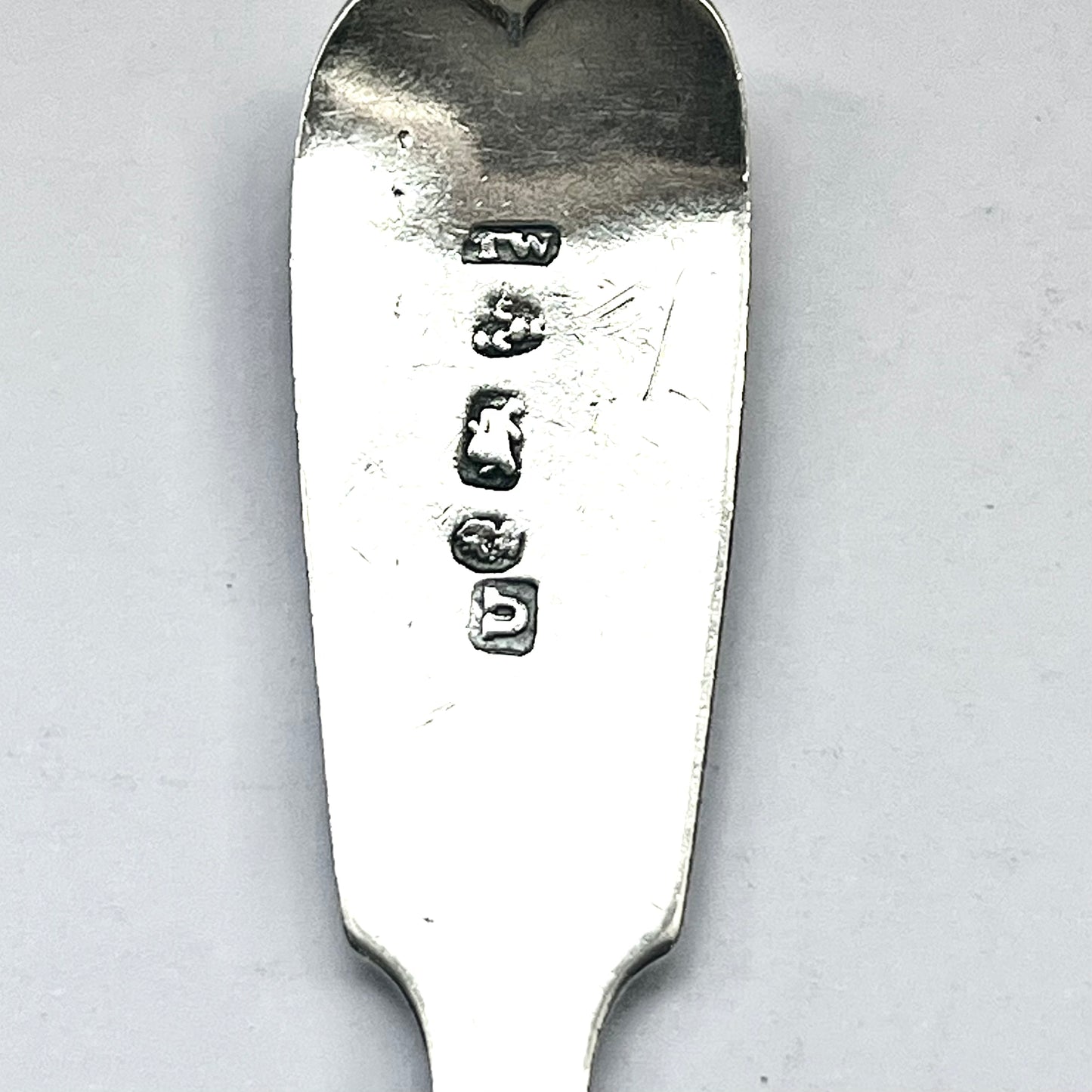 3 cucharas de plata provinciales inglesas de Guillermo IV con marcas de Thomas Wheatley, Newcastle, 1834.