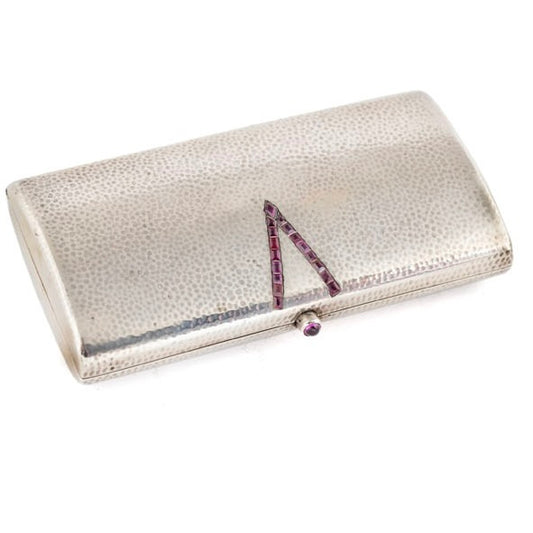 Rara y antigua pitillera de plata de ley 900 de Europa continental con detalles y cierre de rubí, circa 1910-1930.