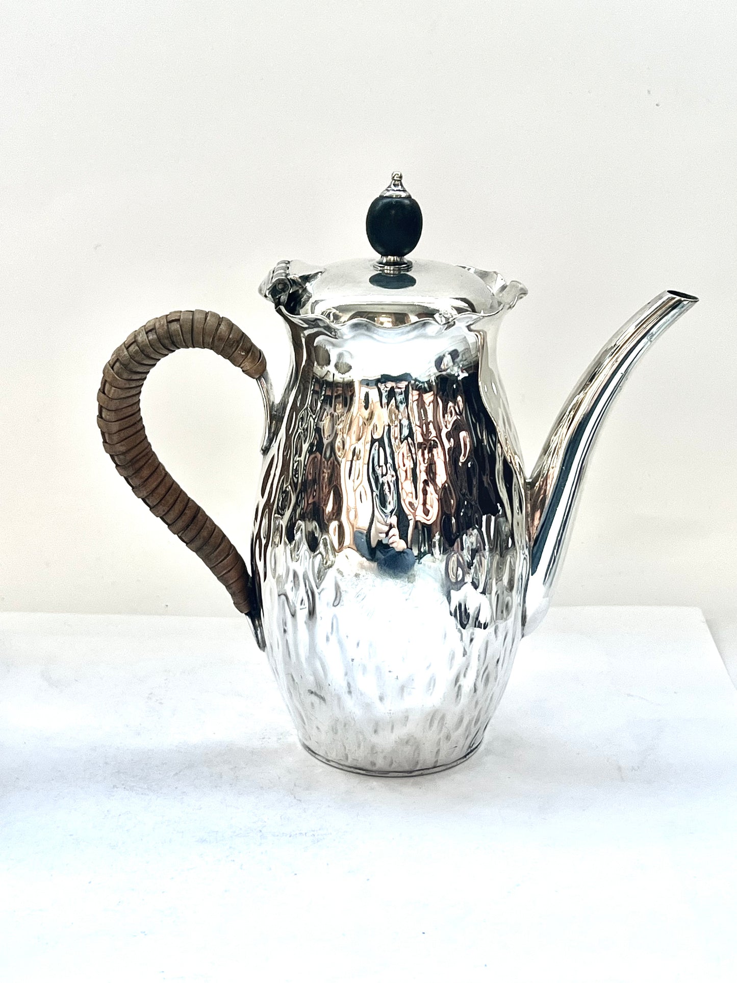 Antiguo juego de té de soltero bañado en plata, circa 1900, compuesto por una pequeña tetera, una jarra para leche, un azucarero y una taza de té.