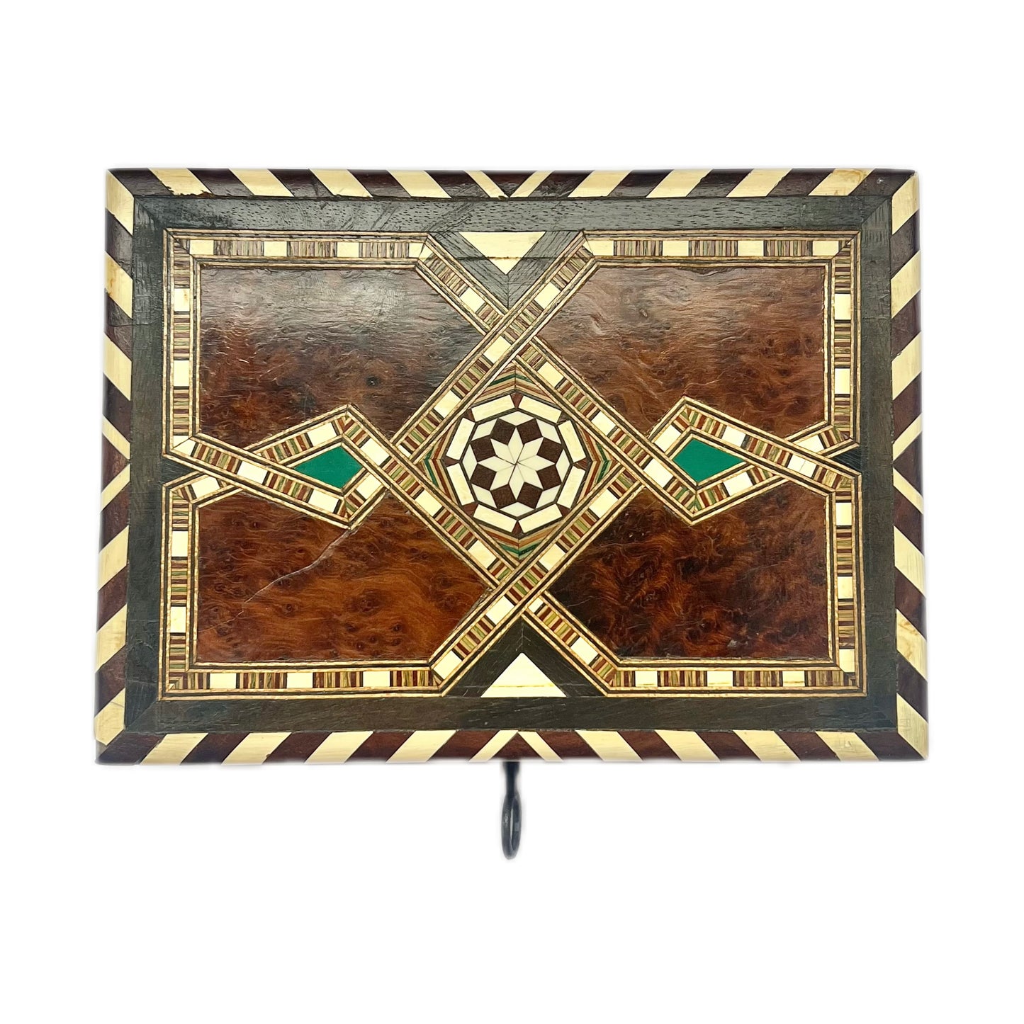 Caja antigua de madera y hueso con interior de terciopelo e incrustaciones.