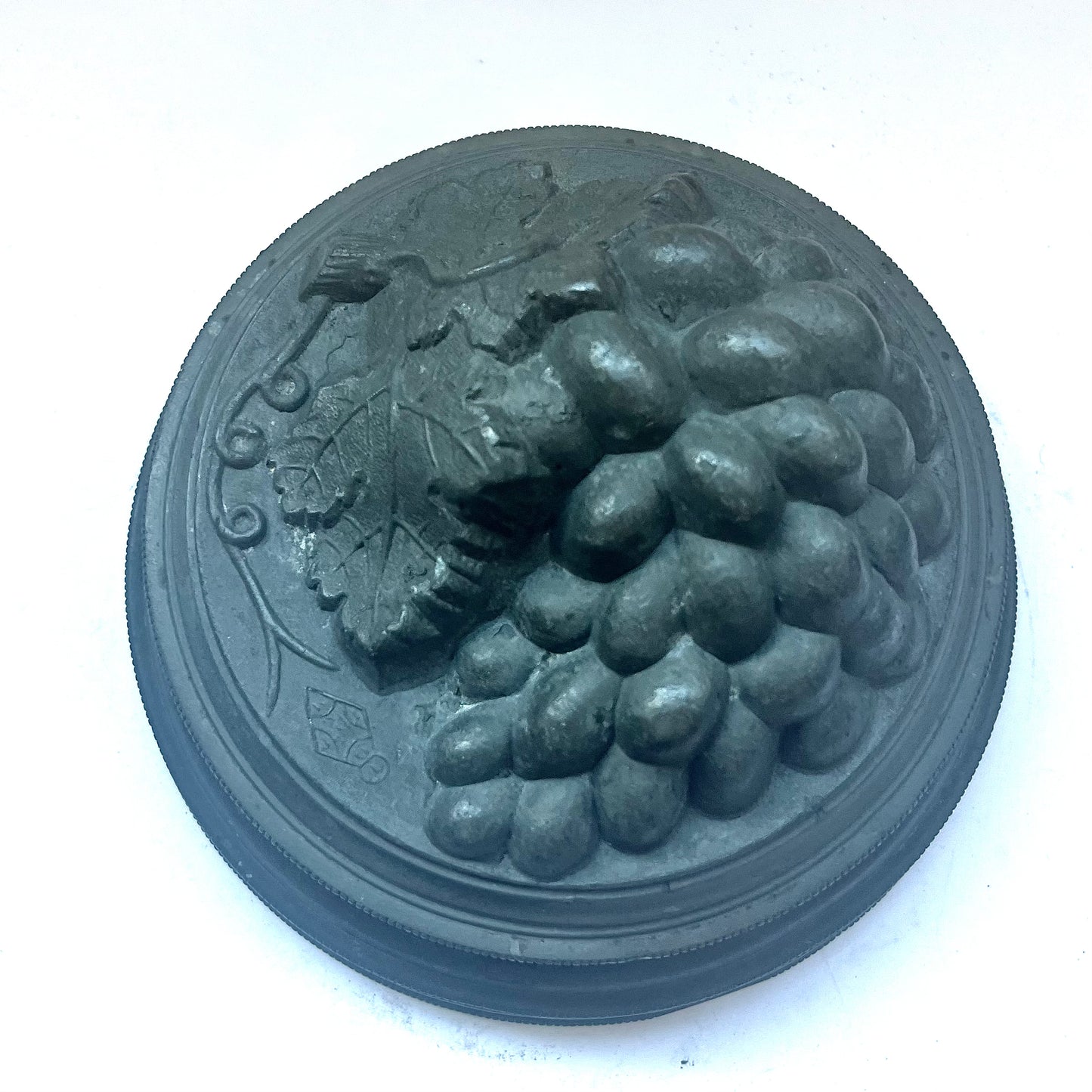 维多利亚晚期锡制果冻模具,带有葡萄果实图案,约 1877 年