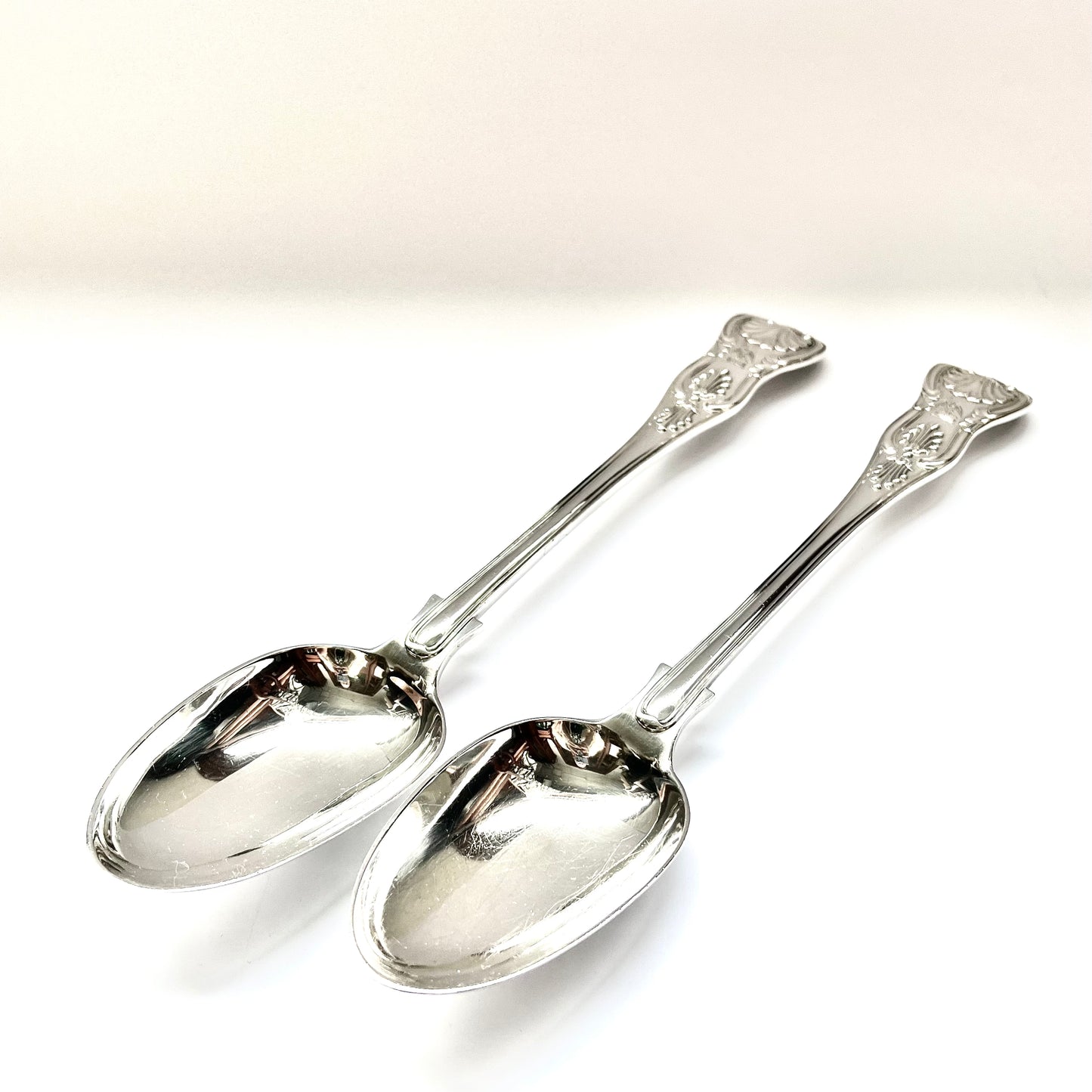Pair of Edwardian crested King’s Pattern serving spoons, with marks for London 1905, Daniel & John Wellby