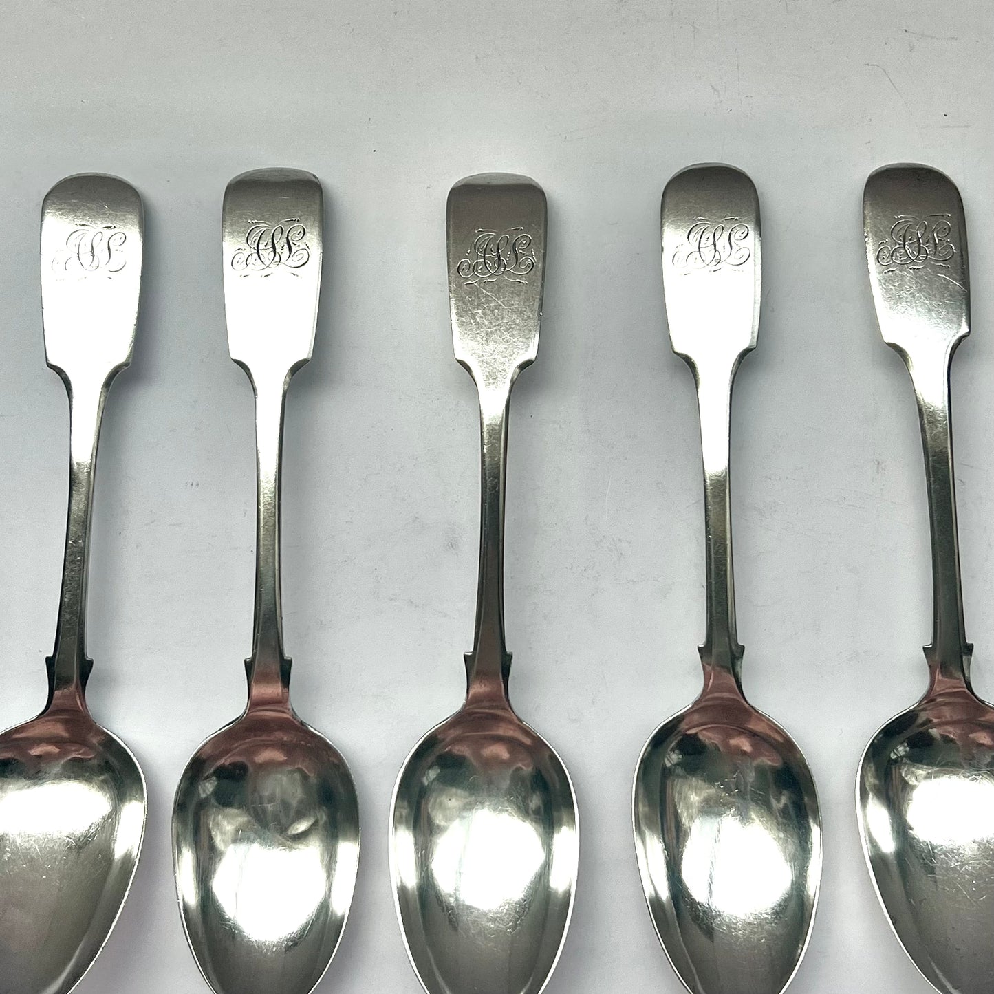 Cinco cucharas de plata provinciales inglesas victorianas tempranas con marcas de Josiah Gregory, Exeter, 1845