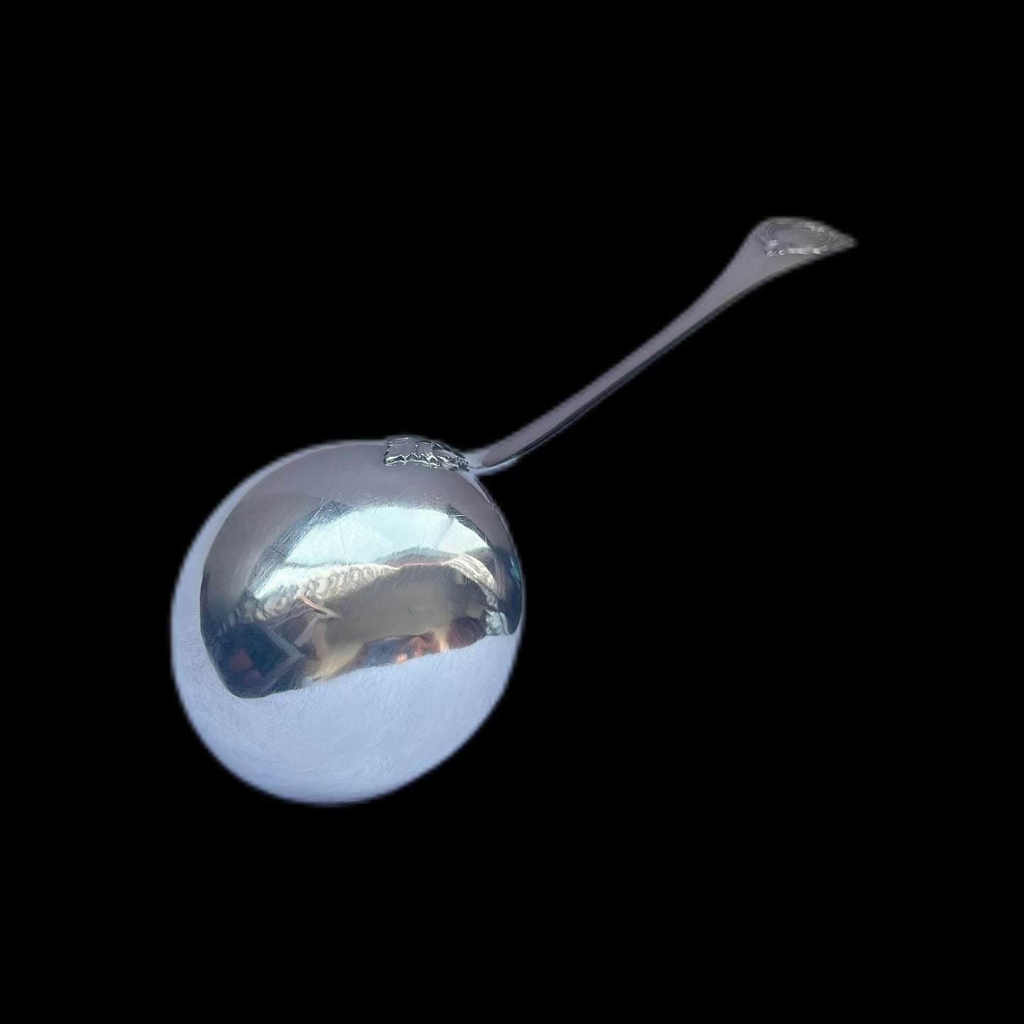 Cucharón francés antiguo de plata .950, circa 1868 a 1888, con marcas de Ernest Compere, París.