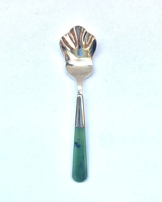 Cuchara para mermelada antigua de Nueva Zelanda, hecha de plata esterlina y jade nefrita, circa 1900 a 1920.